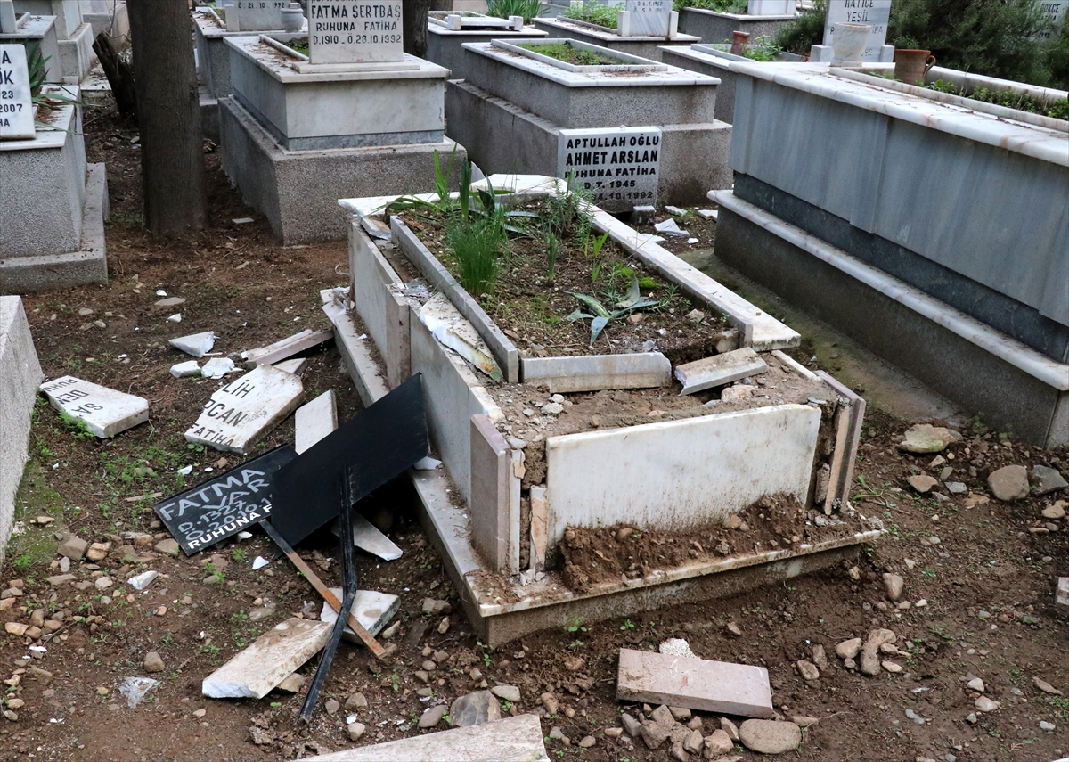 İzmir'de mezarlığa çirkin saldırı
