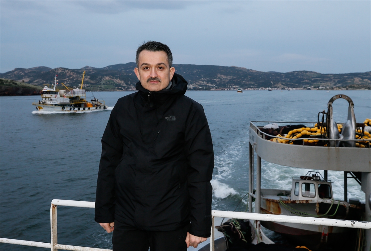 Bakan Pakdemirli, Ege Denizi'nde balık avına çıktı