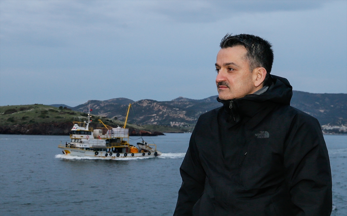 Bakan Pakdemirli, Ege Denizi'nde balık avına çıktı