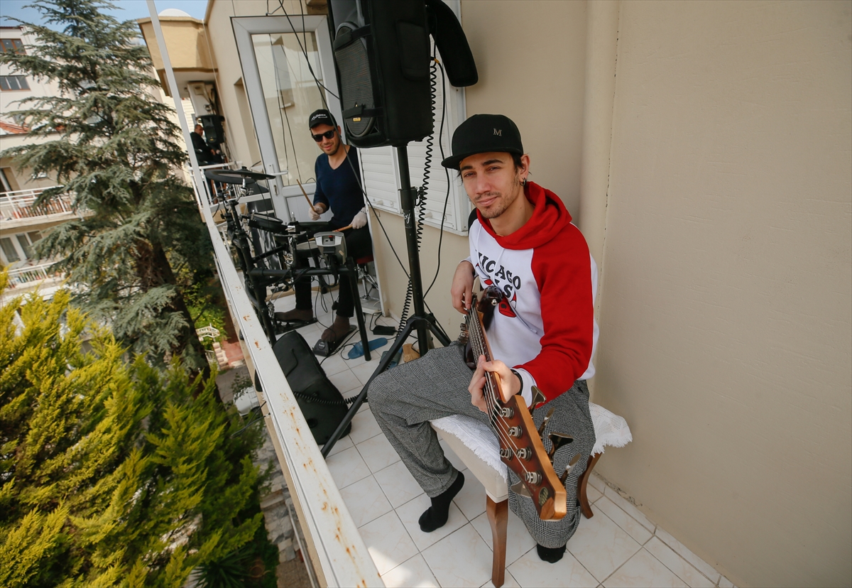 Narkoz 'evde kalanlara' çatıdan müzik ziyafeti çekiyor