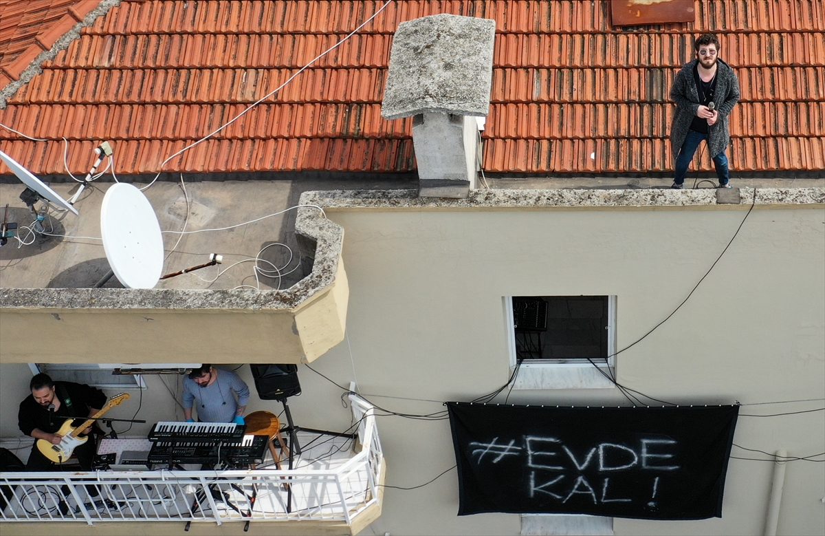 Narkoz 'evde kalanlara' çatıdan müzik ziyafeti çekiyor