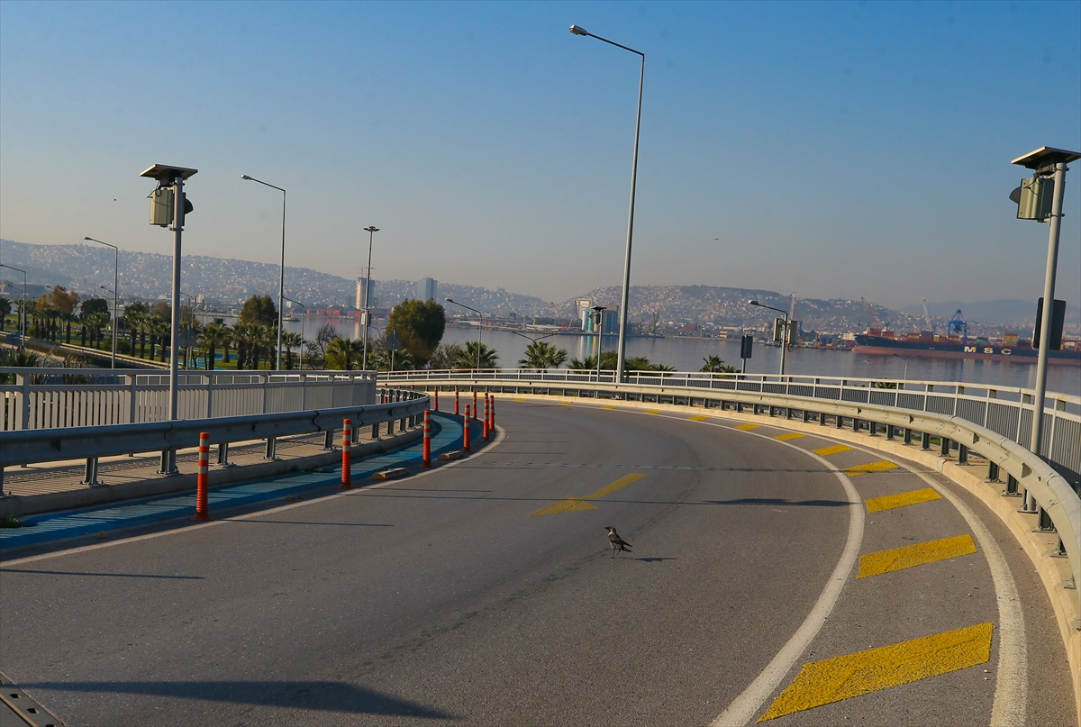 İzmir'de yasağın ardından sokaklar boş kaldı