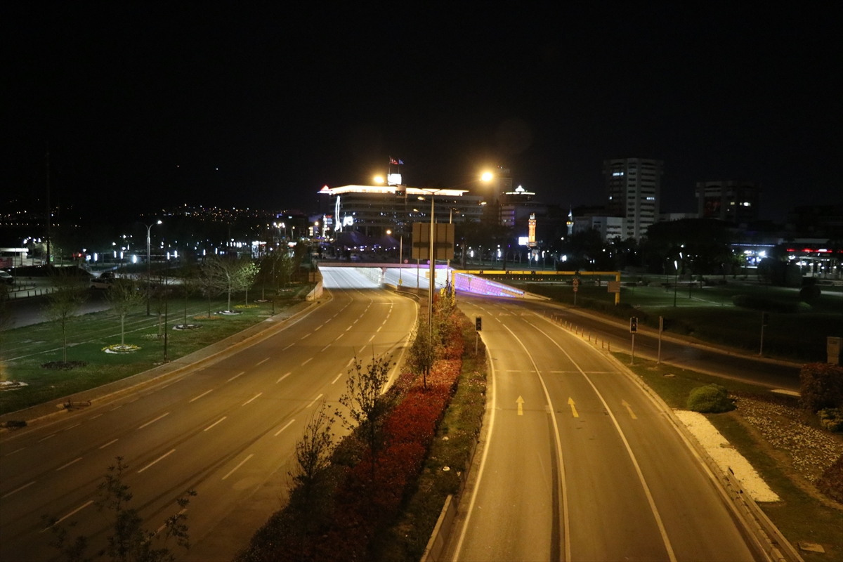 İzmir'de yasağın ardından sokaklar boş kaldı
