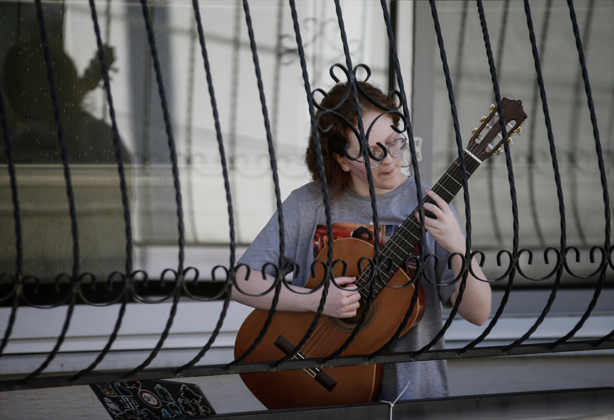 Sanatçı çiftten komşularına 'balkon' konseri