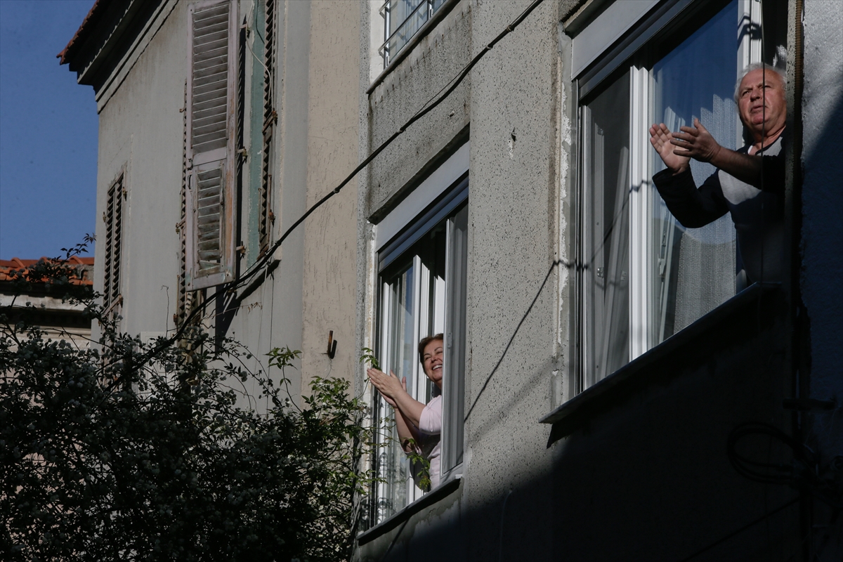 Sanatçı çiftten komşularına 'balkon' konseri