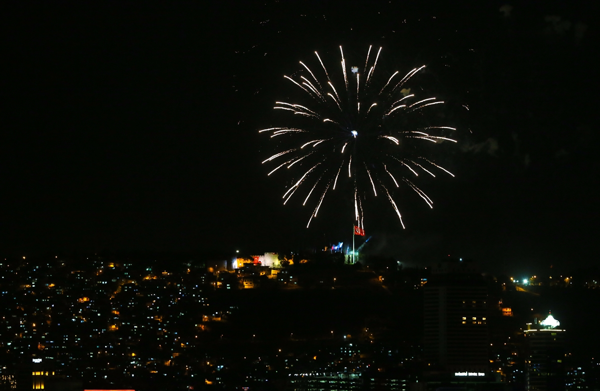 İzmir’de yüzüncü yıl coşkusuyla yer gök aydınlandı