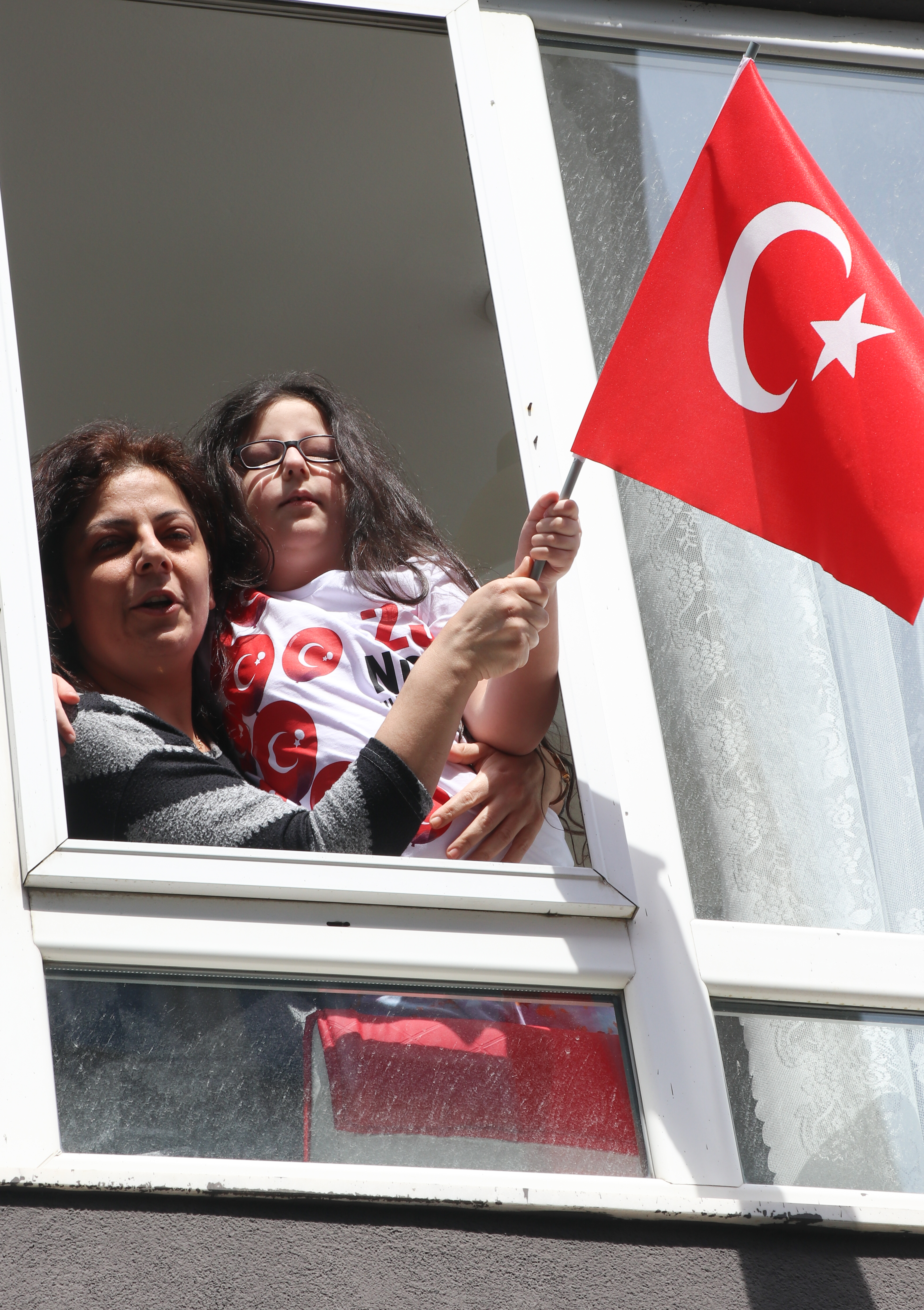 İzmir Emniyeti 23 Nisan'ı kortejle kutladı