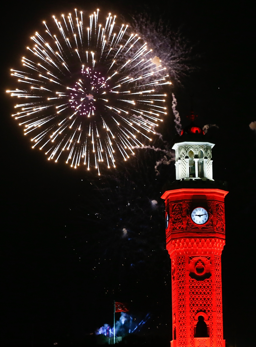 İzmir’de yüzüncü yıl coşkusuyla yer gök aydınlandı