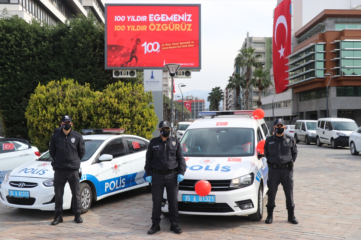 İzmir Emniyeti 23 Nisan'ı kortejle kutladı
