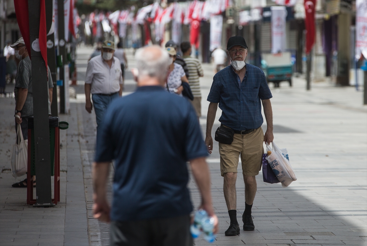 İzmir'de sokaklar yeniden 65 yaş üstünün