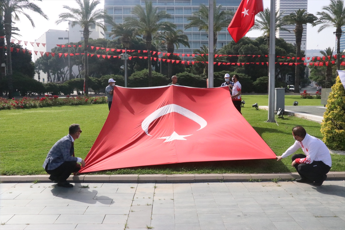 İzmir'de 19 Mayıs törenlerle kutlandı