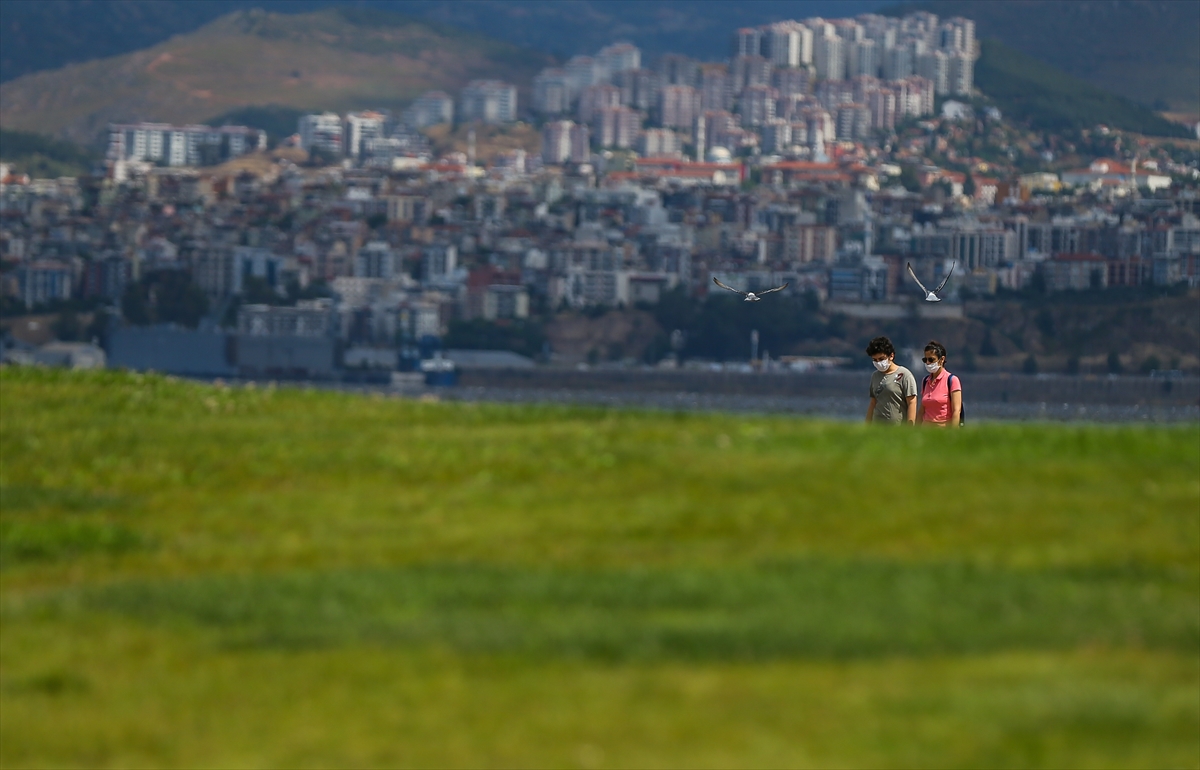 İzmir'de 15-20 yaş arasındaki gençler sahilde koştu