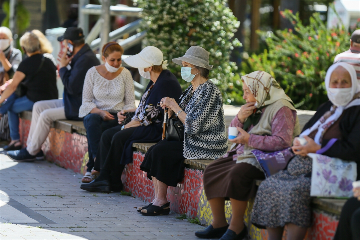 Bayramda sokağın keyfini 65 yaş ve üstü vatandaşlar çıkardı