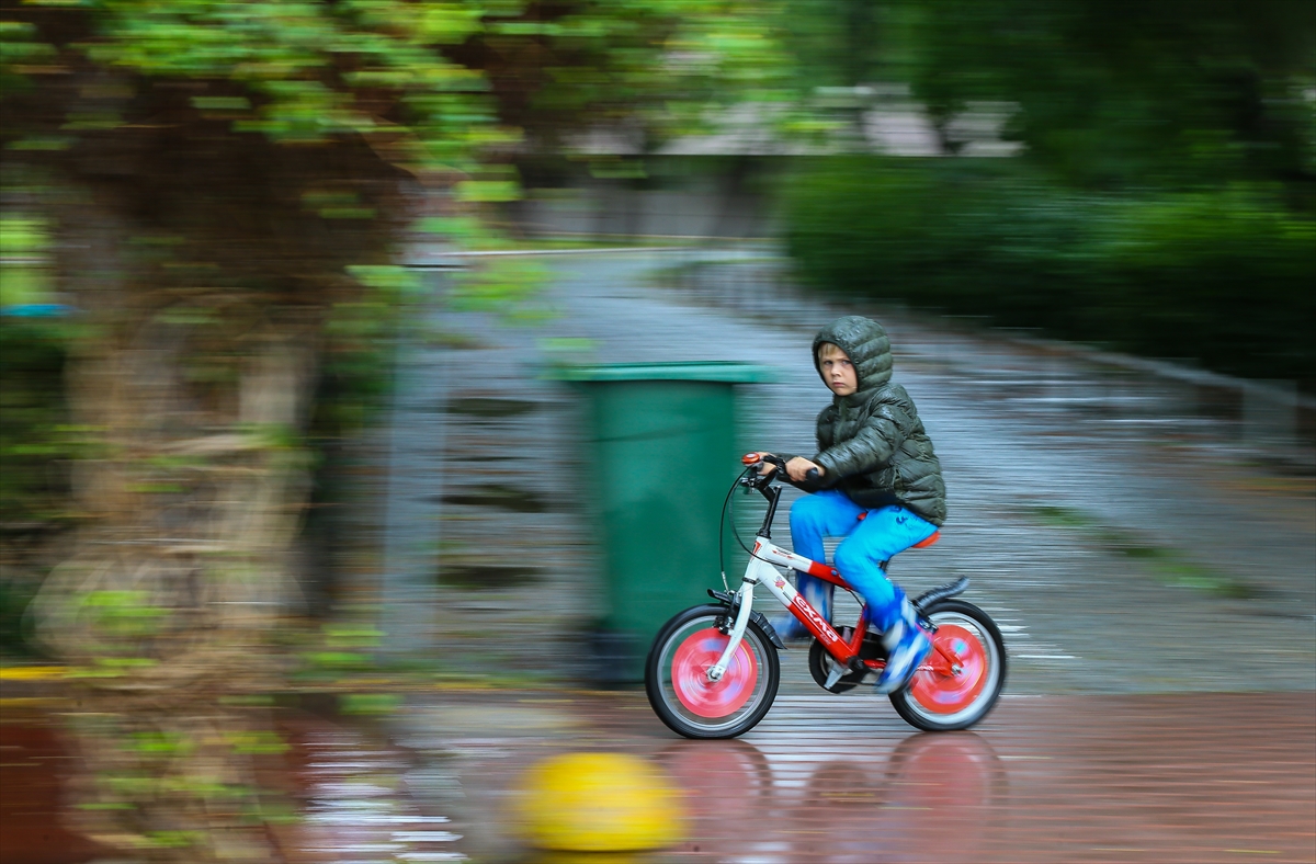 İzmirli çocuklar yağışa rağmen parklara koştu!