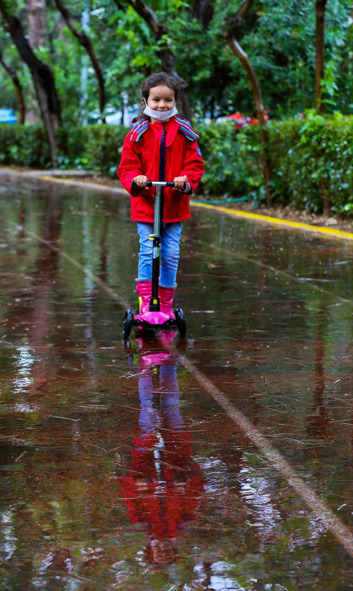İzmirli çocuklar yağışa rağmen parklara koştu!