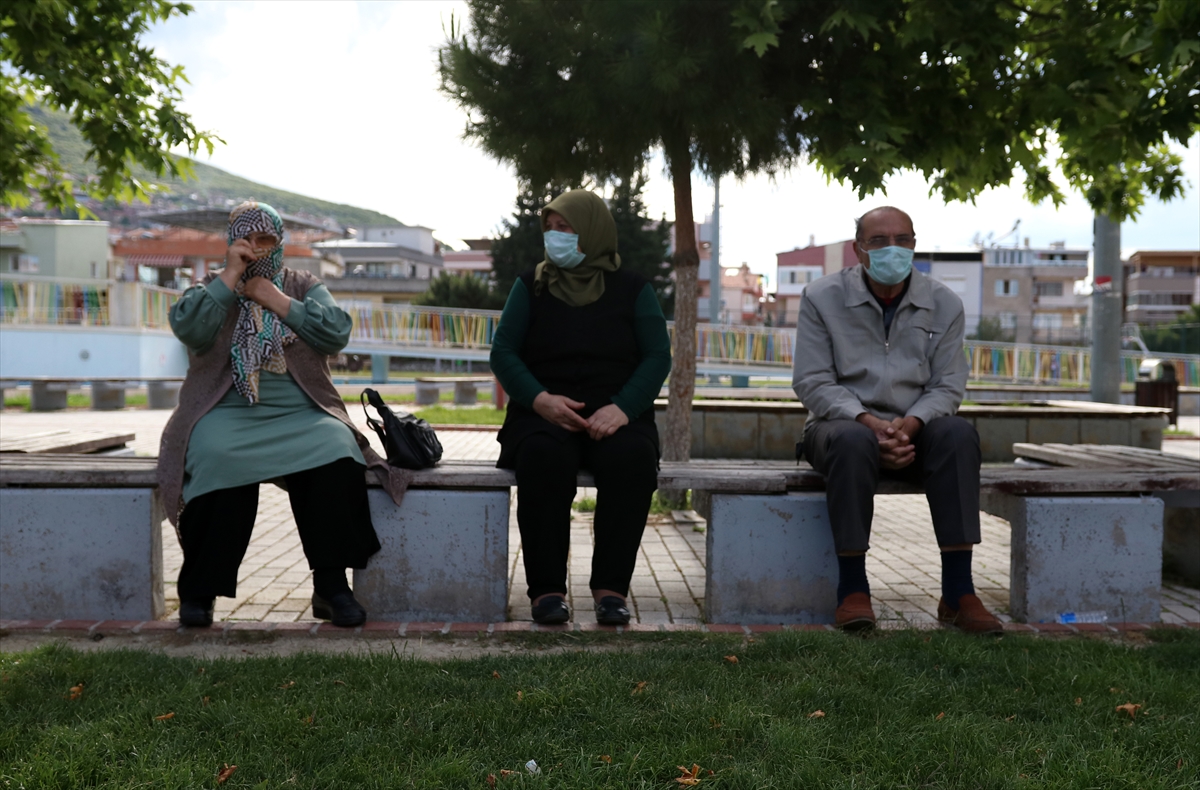 İzmir'de 65 yaş ve üzeri vatandaşlar serin havanın keyfini çıkardı