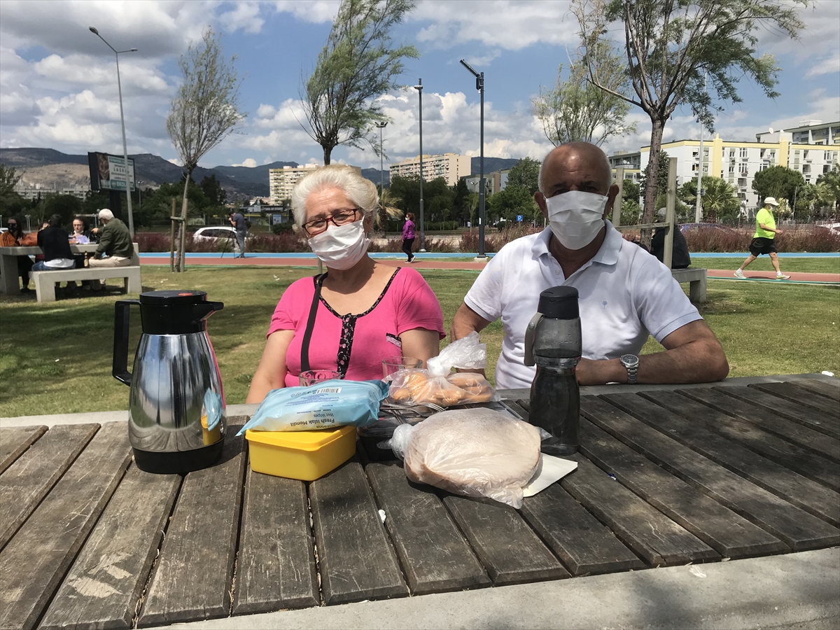 İzmir'de 65 yaş ve üzeri vatandaşlar serin havanın keyfini çıkardı