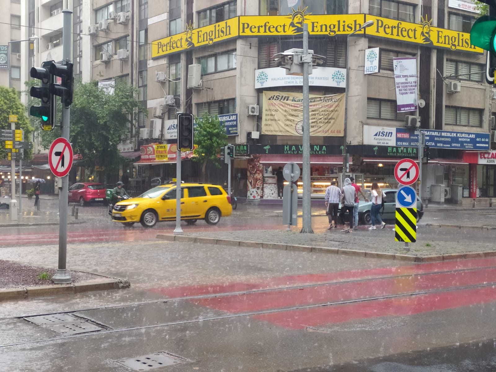 İzmir'de sağanak baskınlarına neden oldu