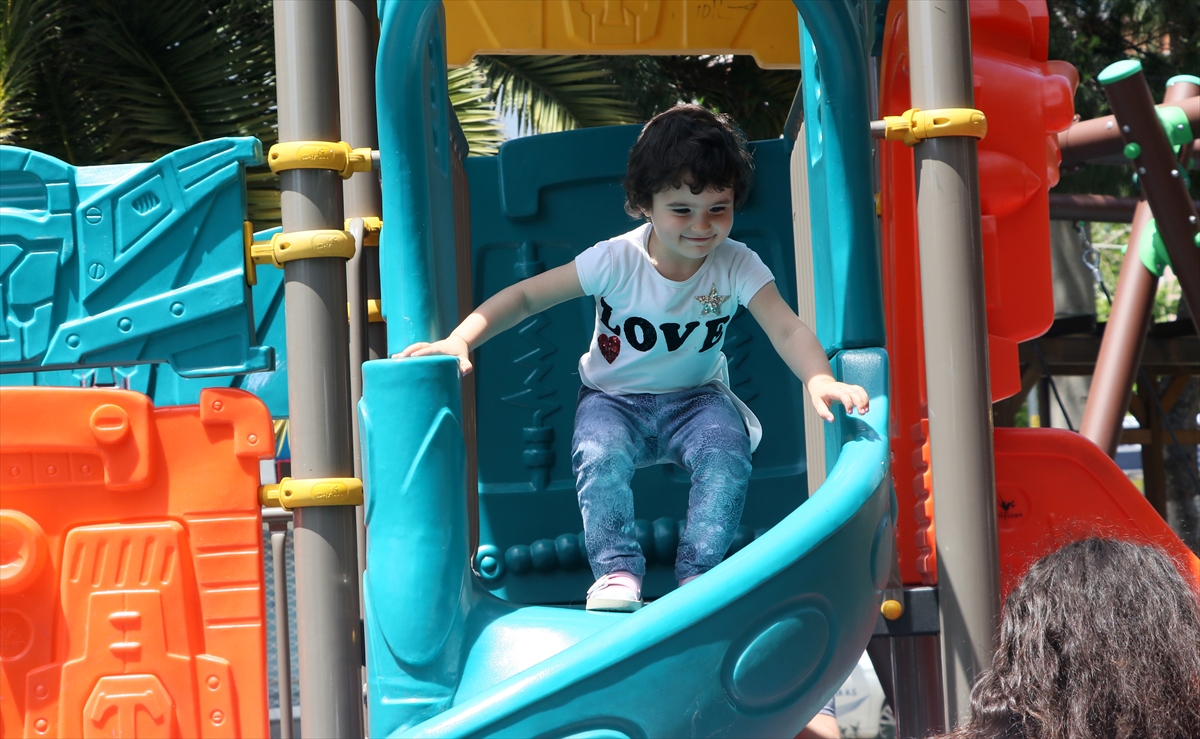 İzmir'de çocuklar güneşli havanın tadını çıkardı