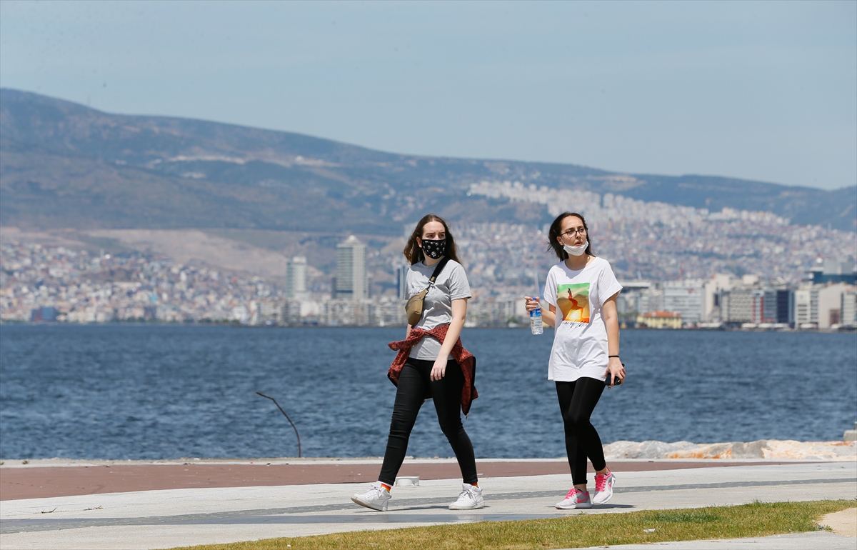 İzmir'de çocuklar güneşli havanın tadını çıkardı