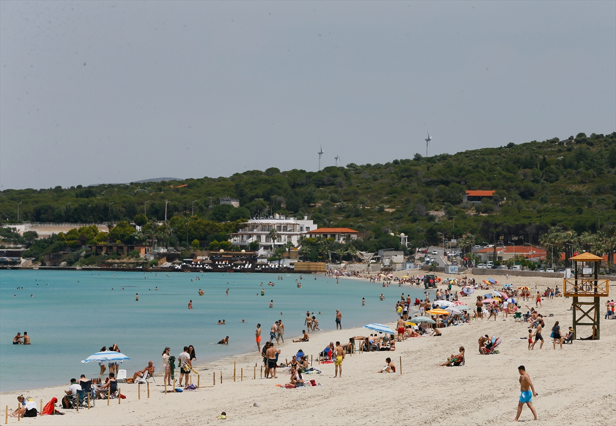 İzmir'de kısıtlamanın olmadığı hafta sonunda deniz keyfi