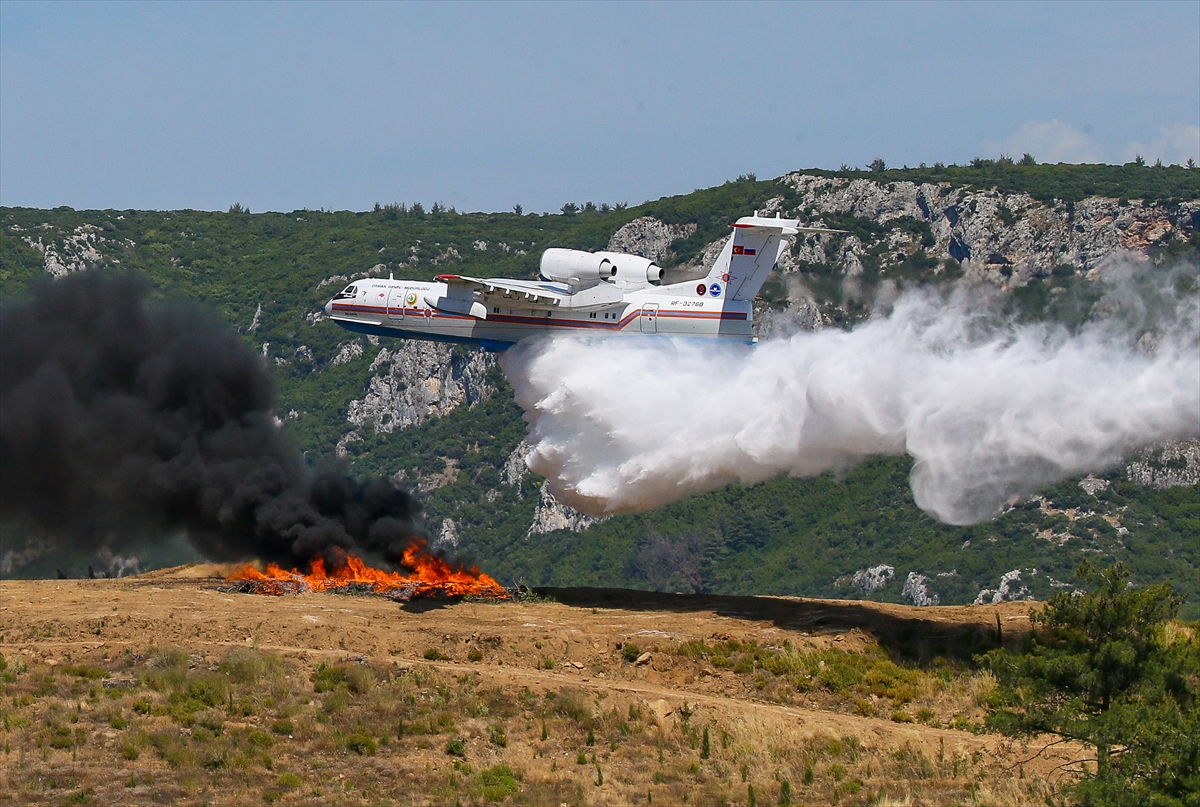 Bakan Bekir Pakdemirli yangın uçağını test etti