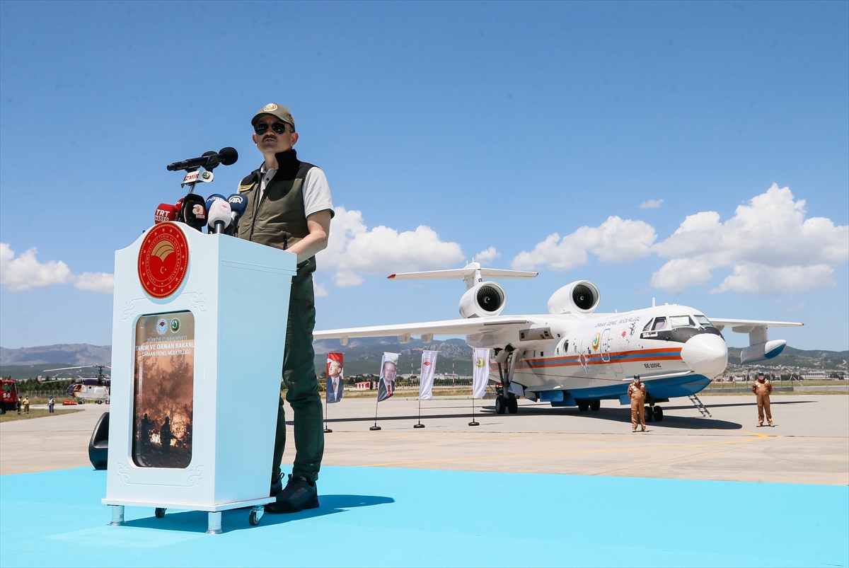 Bakan Pakdemirli yeni yangın uçaklarını tanıttı