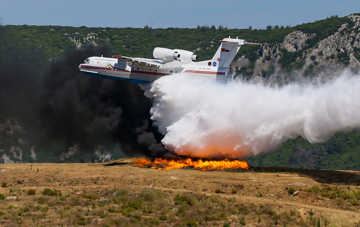 Bakan Bekir Pakdemirli yangın uçağını test etti