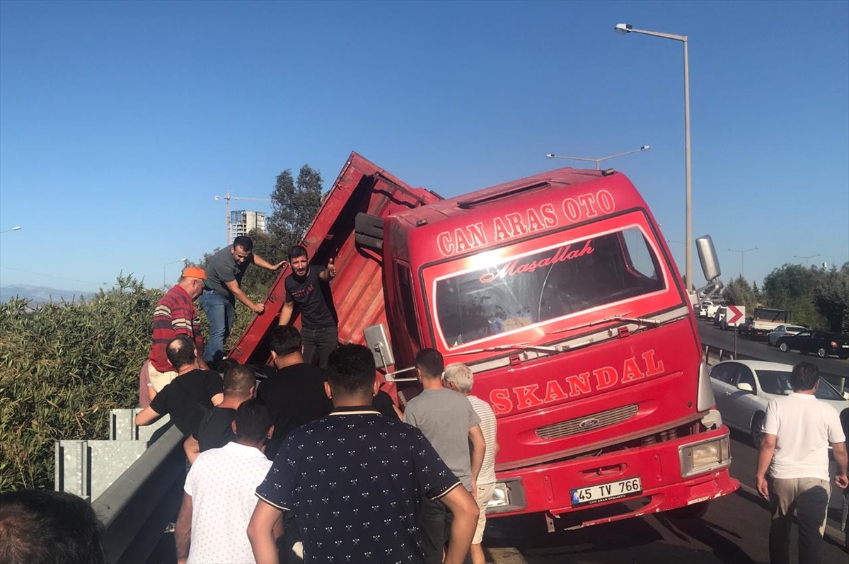 İzmir'de feci kaza: Kamyonun kasası otomobilin üzerine devrildi!