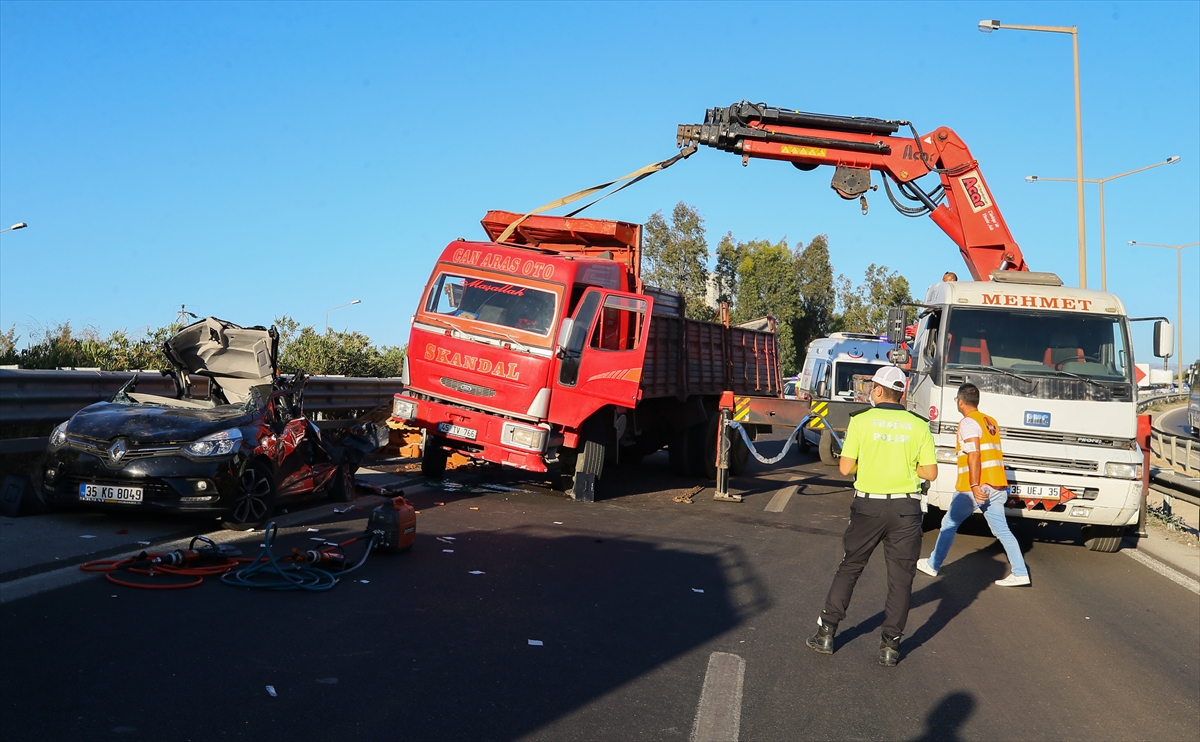 İzmir'de feci kaza: Kamyonun kasası otomobilin üzerine devrildi!