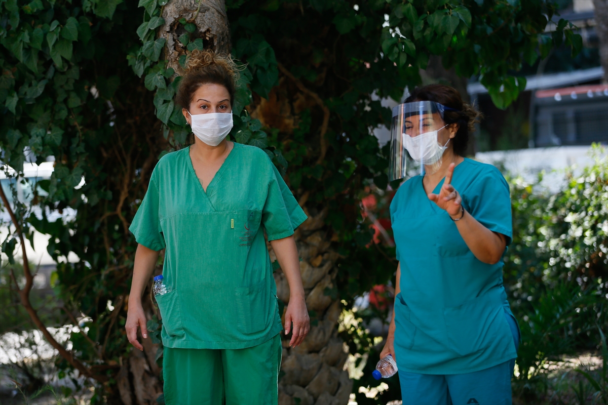 İzmirli sanatçılardan hastane bahçesinde moral konseri