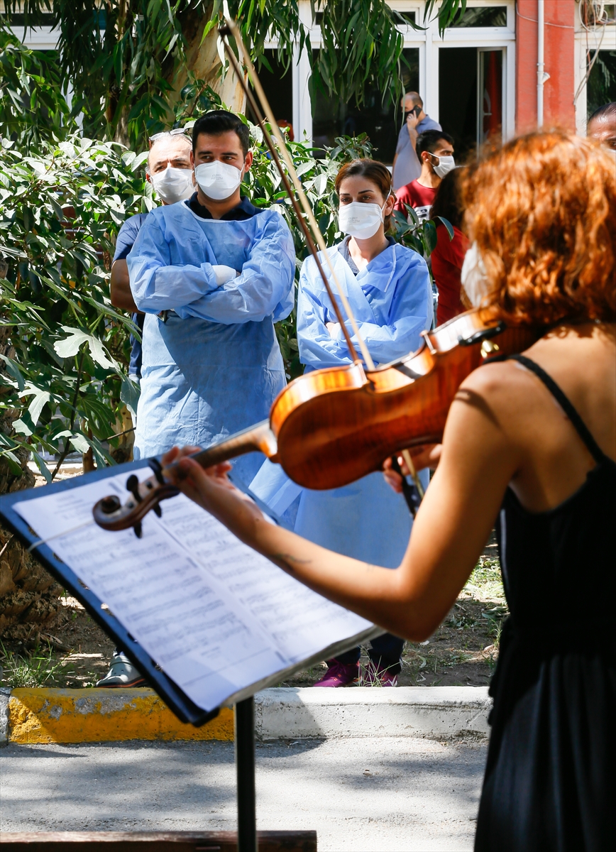 İzmirli sanatçılardan hastane bahçesinde moral konseri