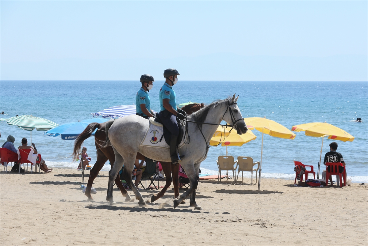 İzmir'de plajların güvenliği atlı jandarmaya emanet!