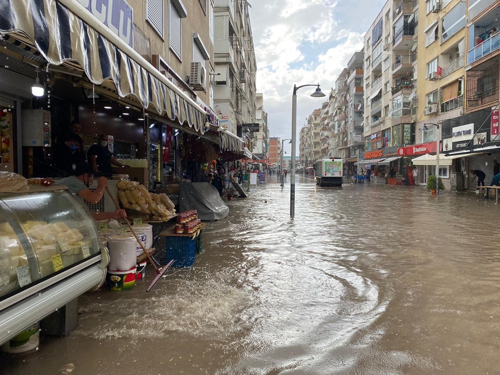 İzmir'de sağanak hayatı olumsuz etkiledi