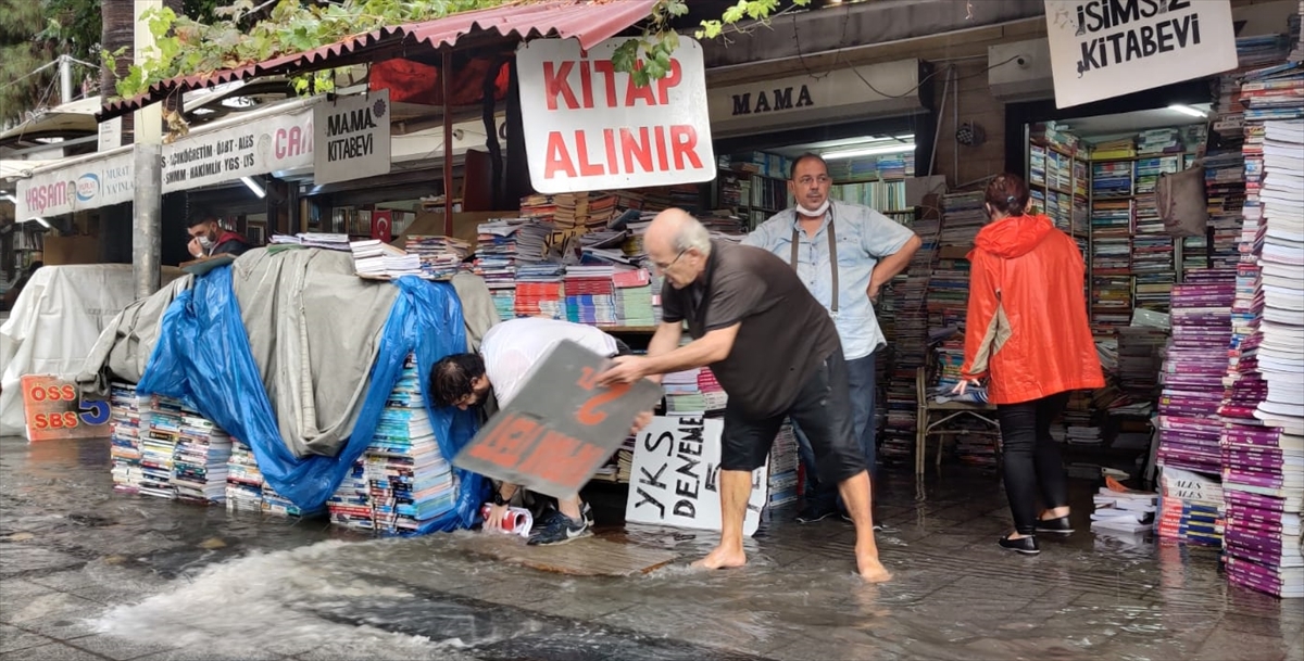 İzmir'de sağanak hayatı olumsuz etkiledi