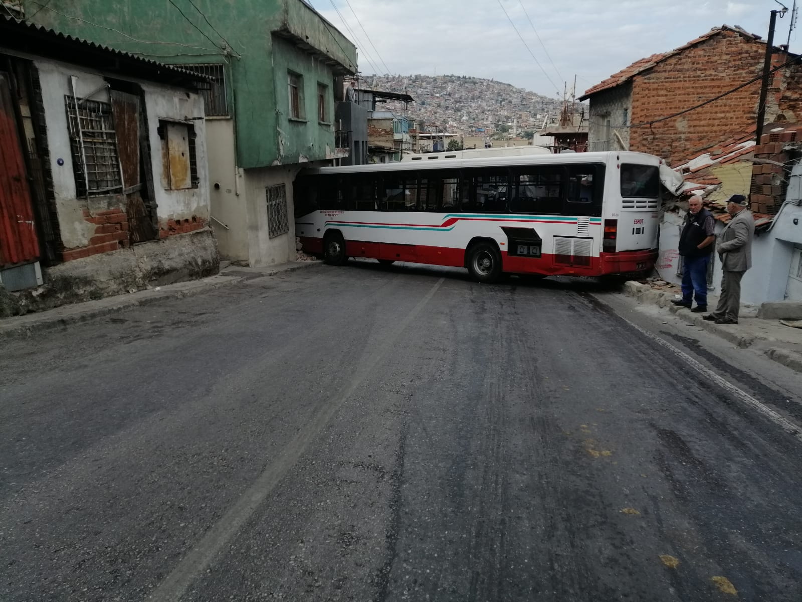 İzmir'de belediye otobüsü evlere çarptı