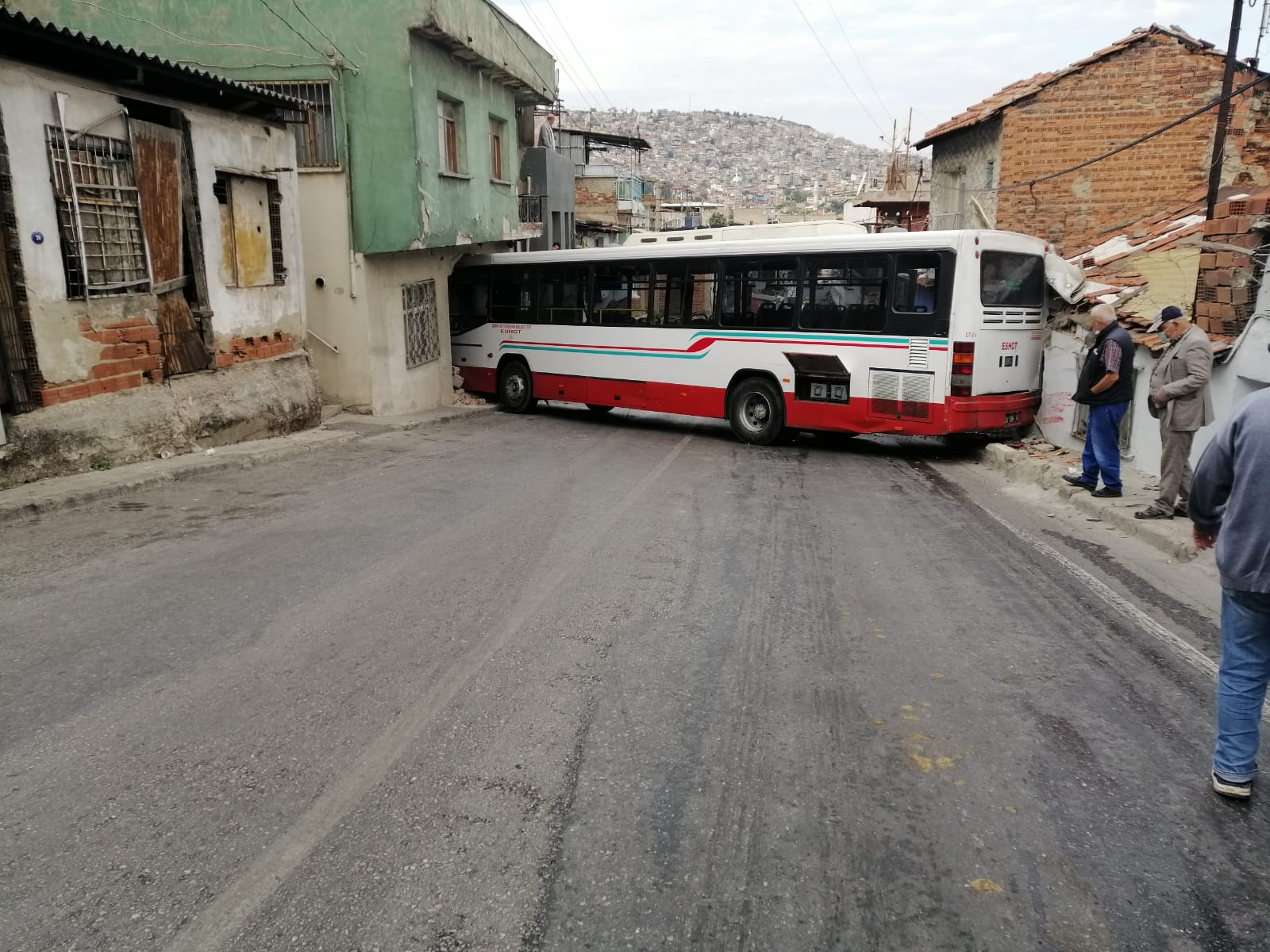 İzmir'de belediye otobüsü evlere çarptı