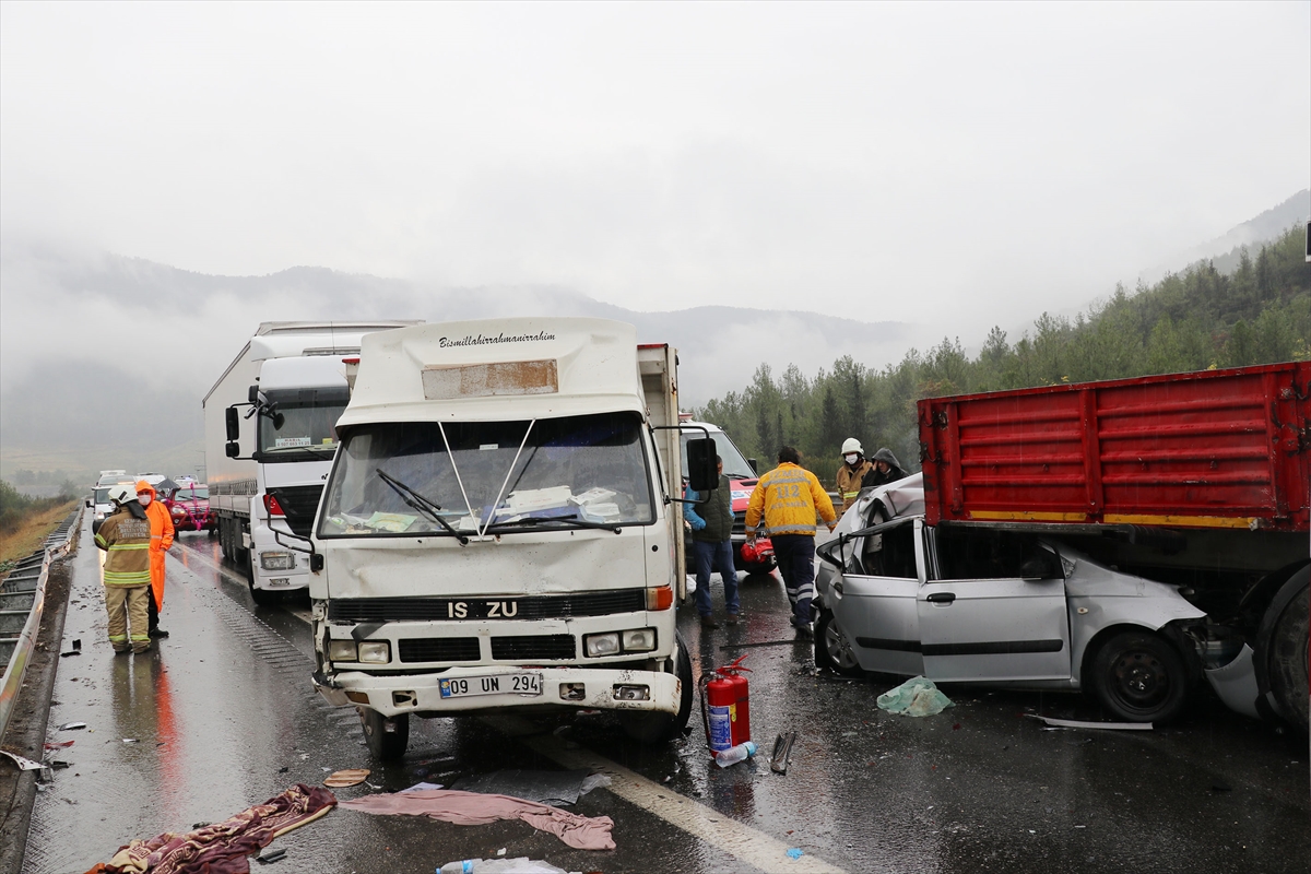 İzmir'de 9 aracın karıştığı zincirleme trafik kazası: 10 yaralı