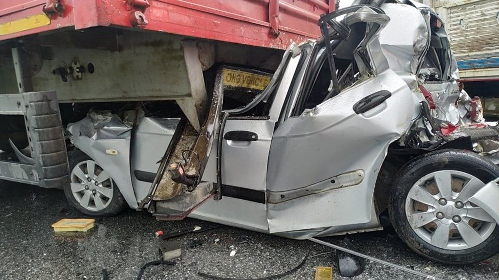İzmir'de 9 aracın karıştığı zincirleme trafik kazası: 10 yaralı