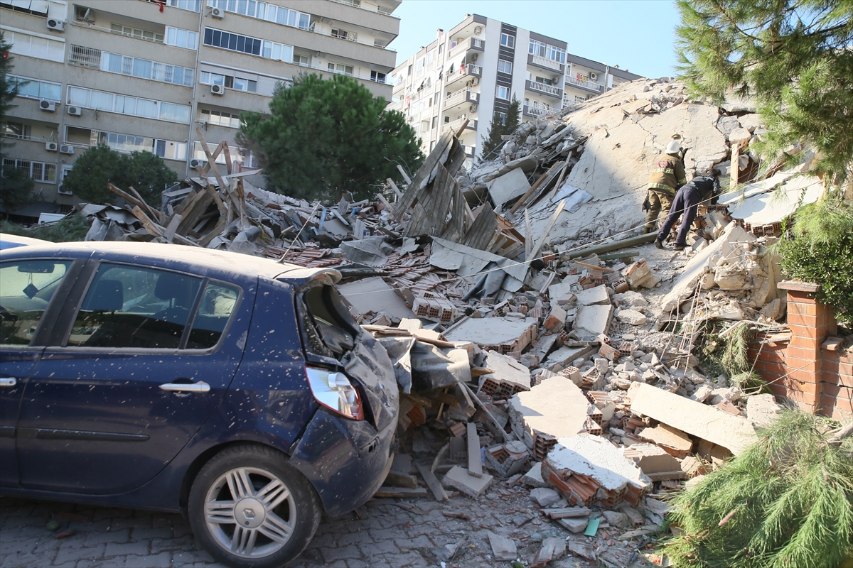 İzmir'de 6,6 büyüklüğündeki depremden kareler