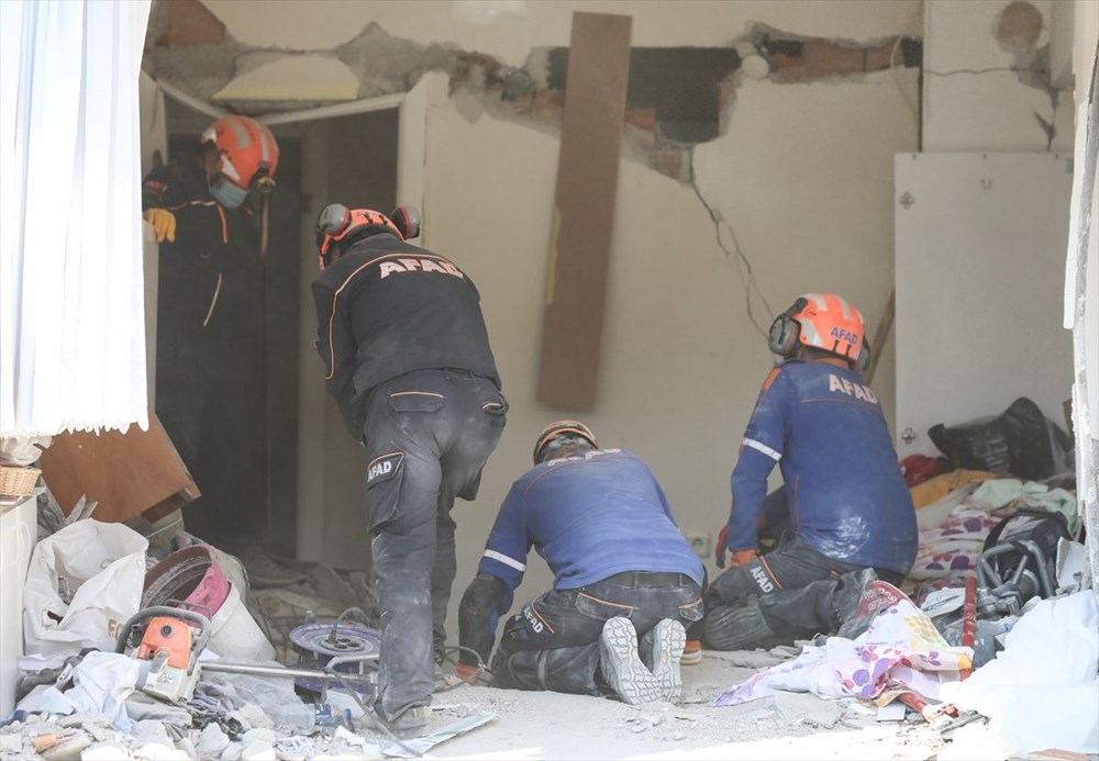 Depremde ilk 3 katı çöküp yan yatan bina, vinçlerle desteklendi