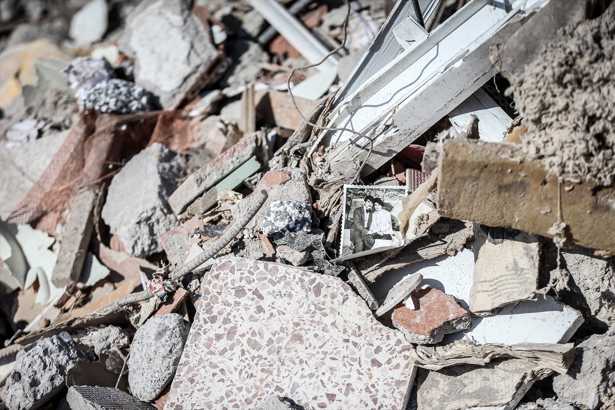 Depremde yıkılan binaların molozları, içindeki hatıralarla koruma altında