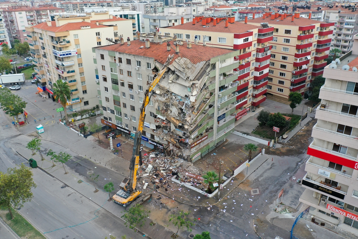 İzmir'de ağır hasarlı binaların yıkımı devam ediyor!
