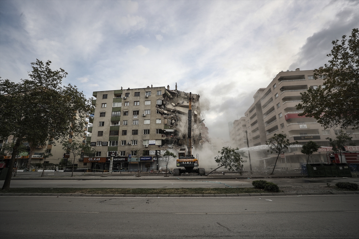 İzmir'de ağır hasarlı binaların yıkımı devam ediyor!