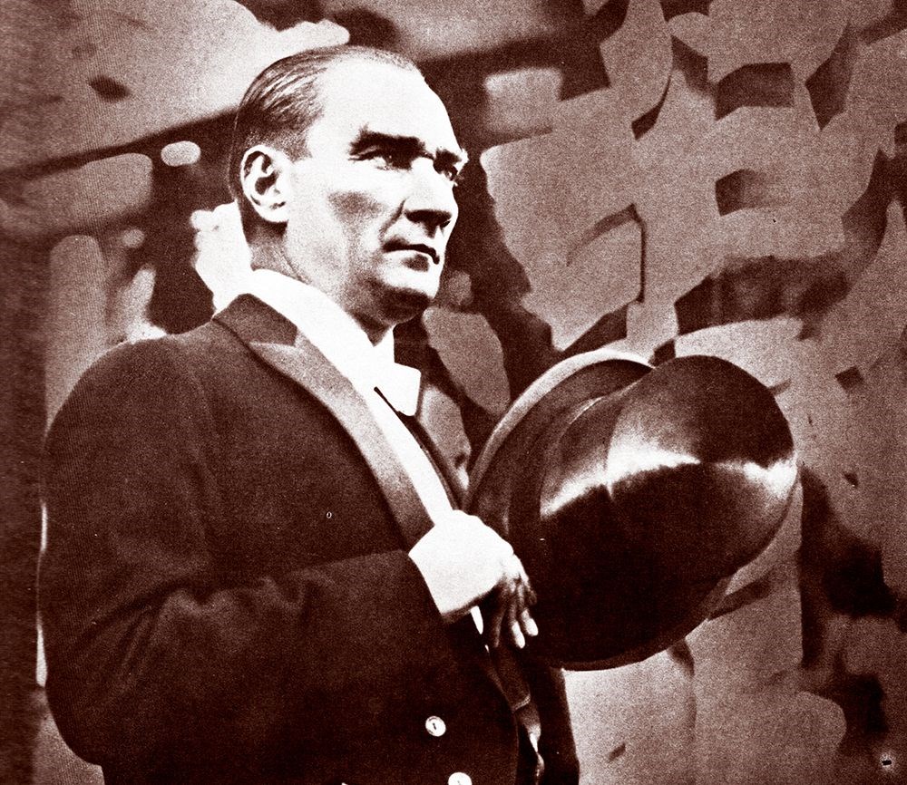 Az bilinen fotoğraflarıyla ölümünün 82. yılında Gazi Mustafa Kemal Atatürk...