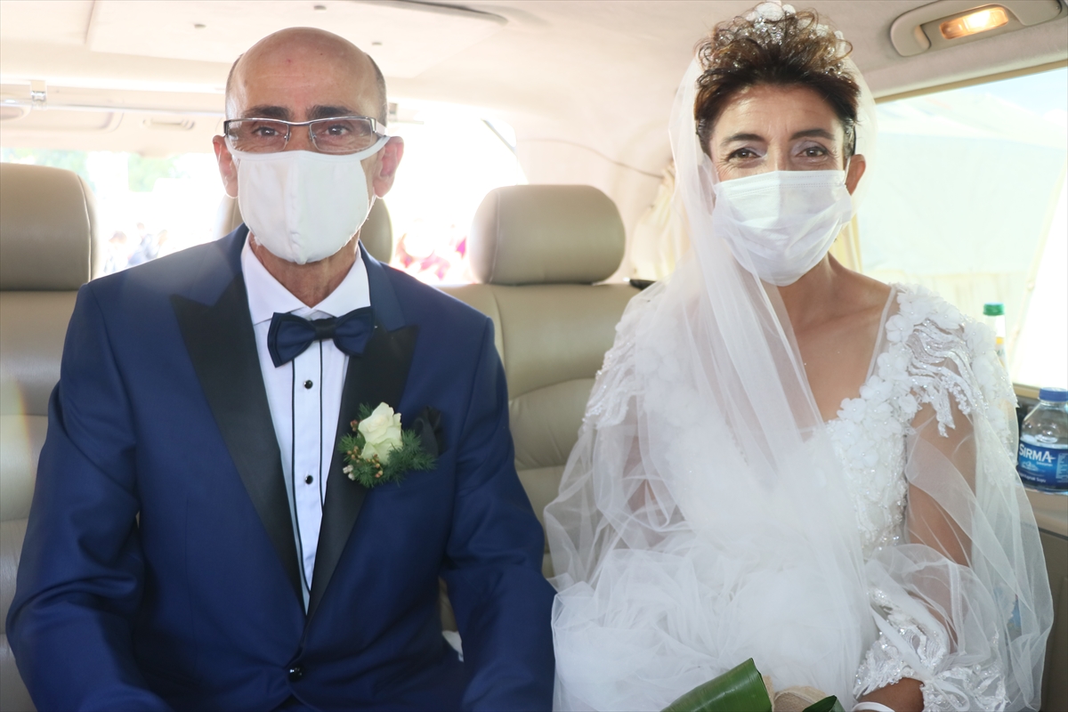 Depremzede çift çadır kentte evlendi