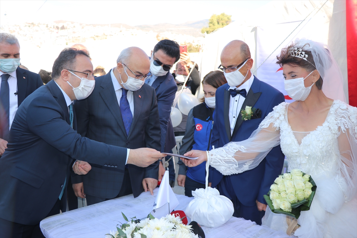 Depremzede çift çadır kentte evlendi
