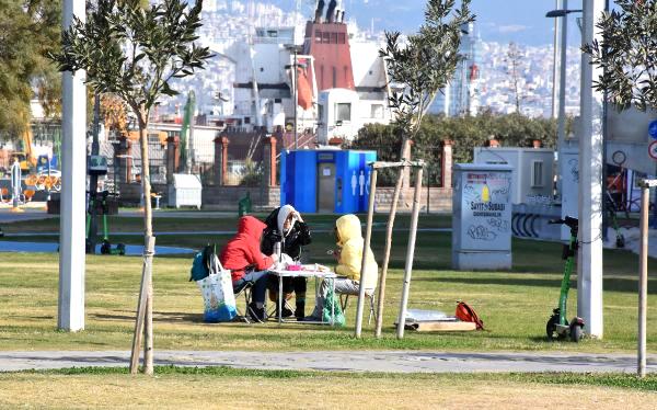 İzmir sahilinde yemek yasağı kuralına uyulmadı