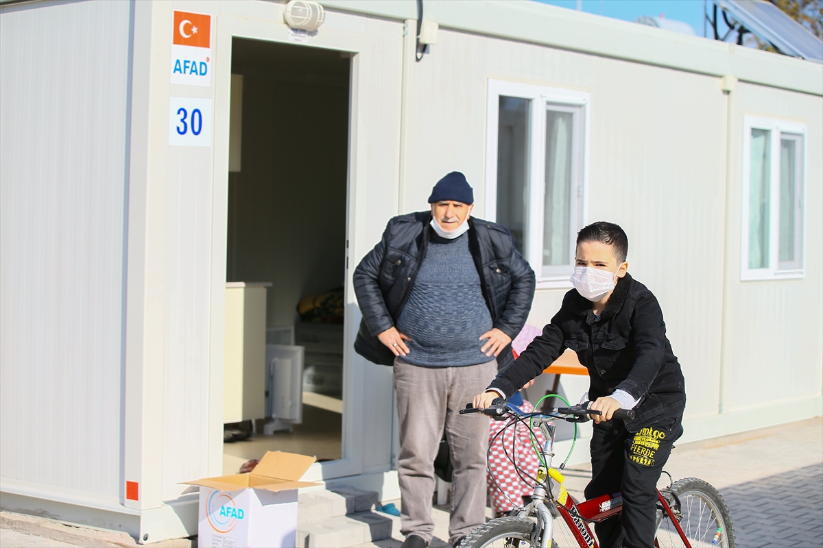 İzmirli depremzedelerin konteyner kentte yeni yaşamları