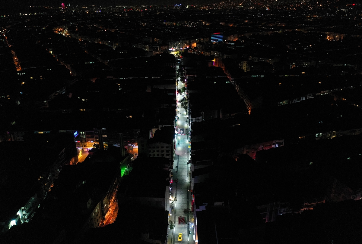 İzmir'de cadde ve sokaklar sessizliğe büründü